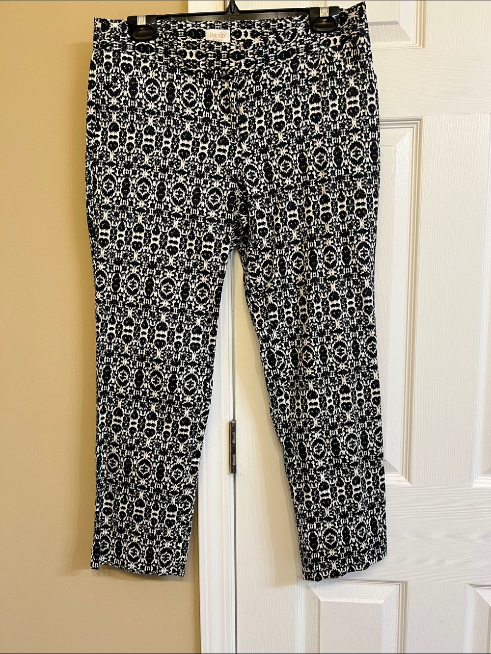 Laundry By Shelli Segal Black and White Abstract Print Skirt, size 8